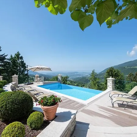 Manerba: Vista E Piscina Privata Villa Spiazzi Di Caprino